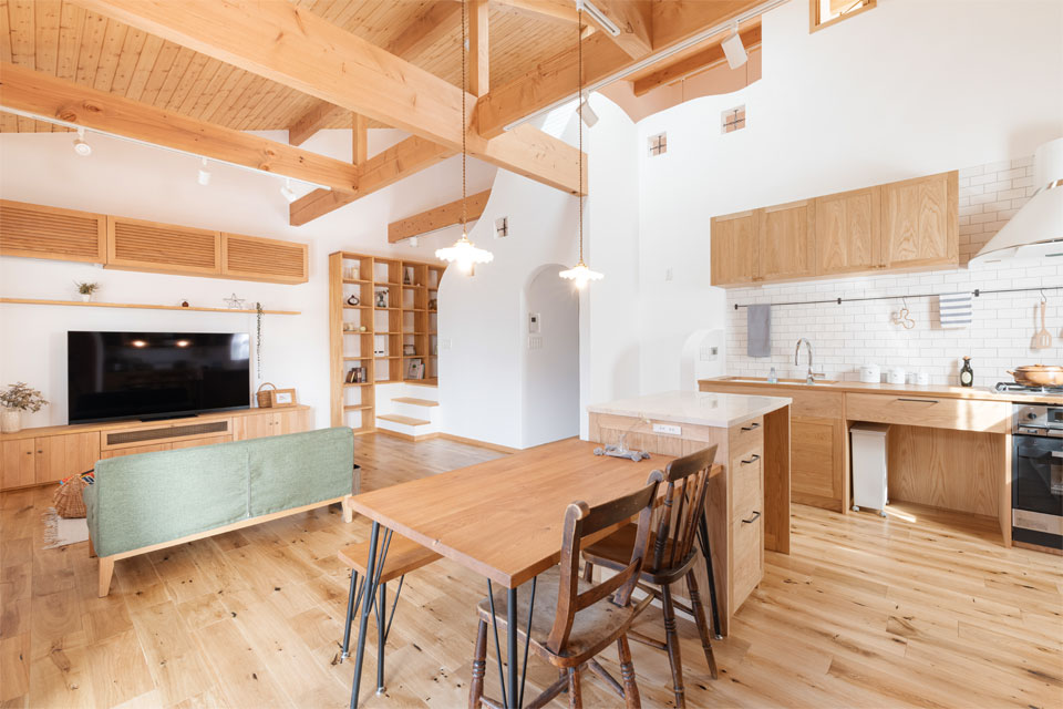 天然木キッチンの映える家