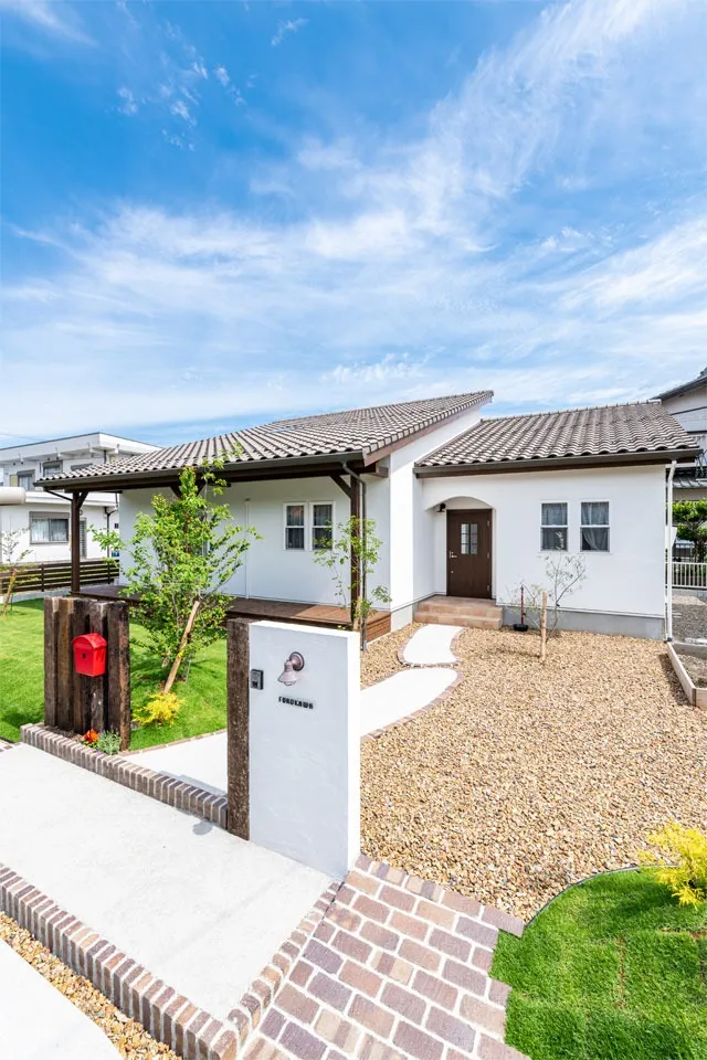 家族の笑顔が溢れる片流れ屋根の家