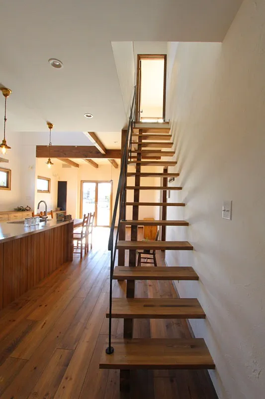 木製窓の男前インテリアの家