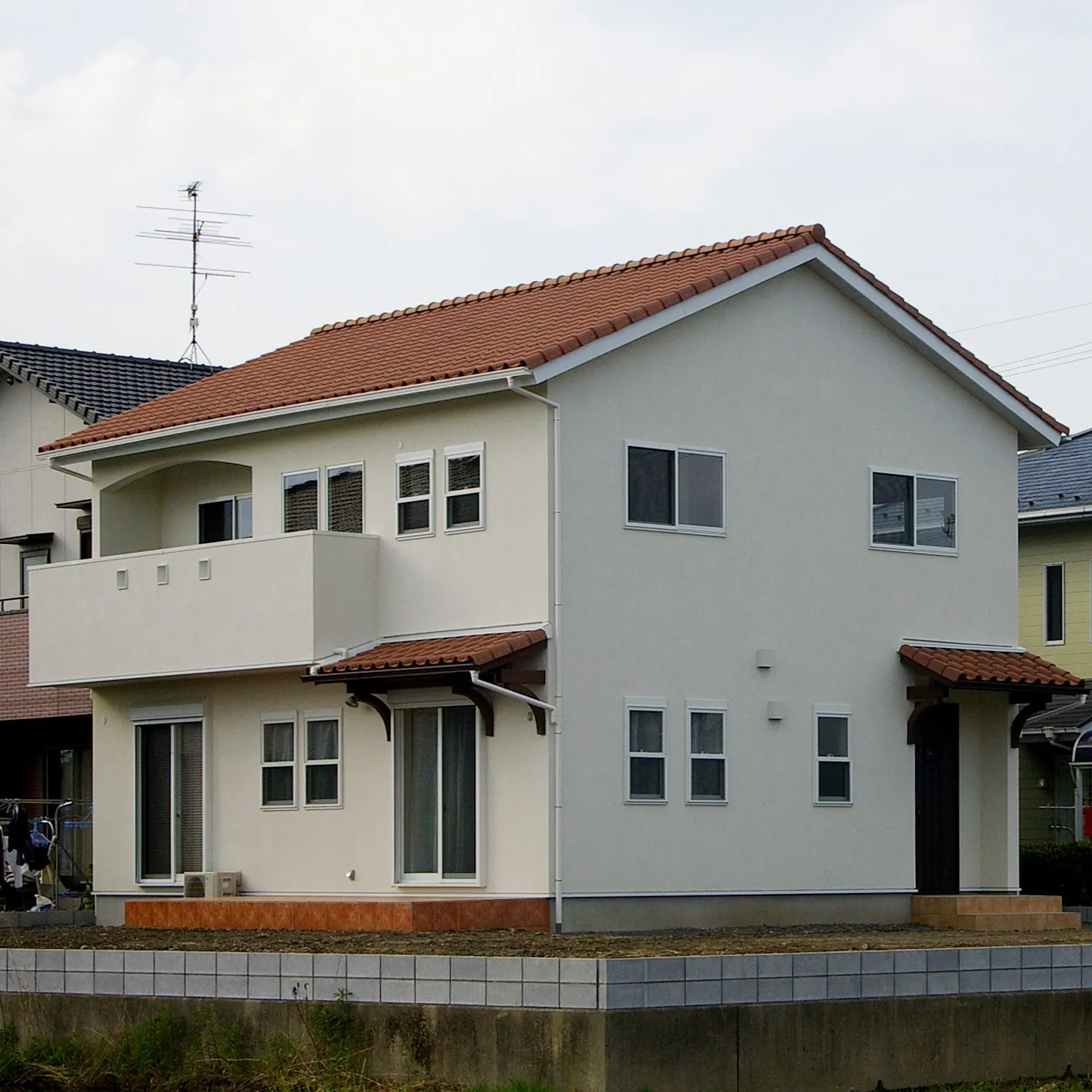 タイルデッキのあるかわいい家