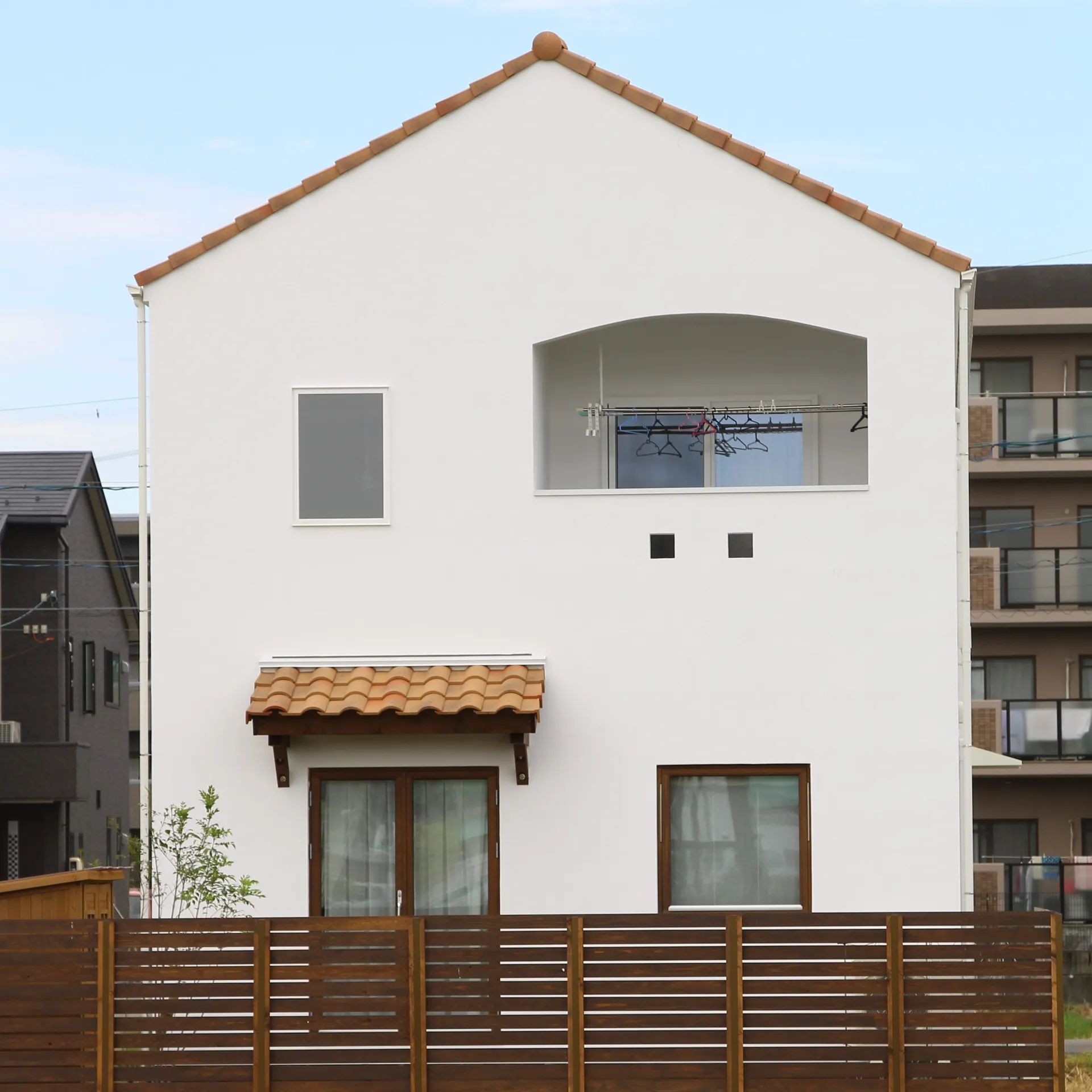 カフェキッチンのある真っ白な家