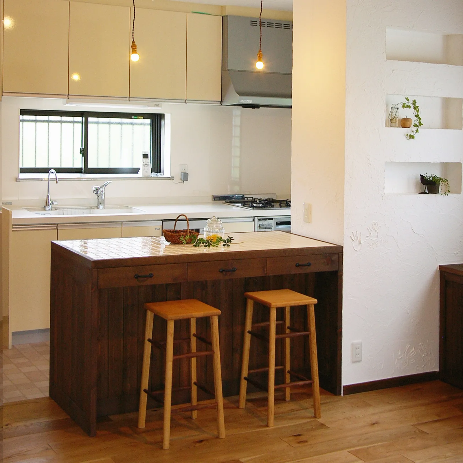 DIYで漆喰を塗った家