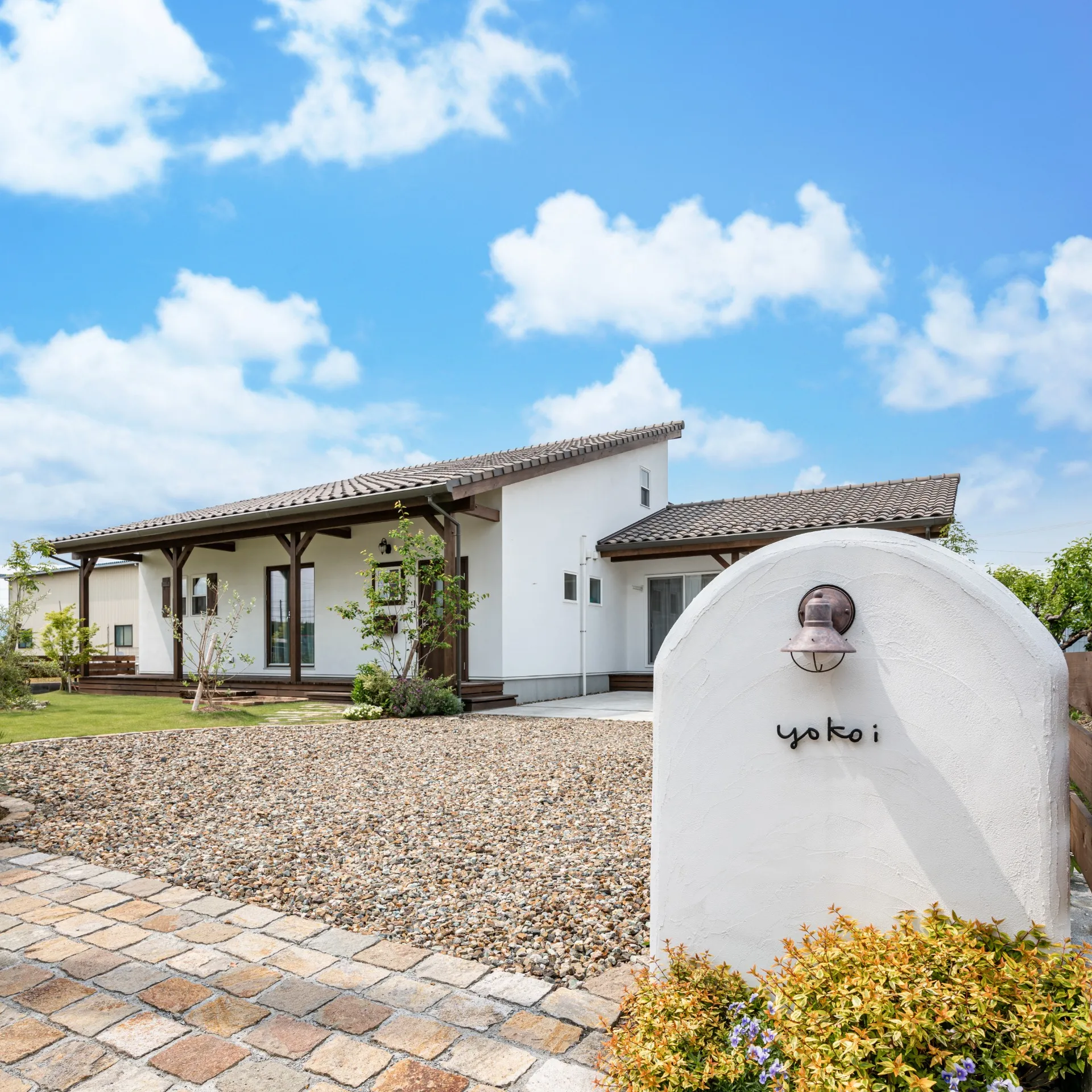 ガーデンシェッドのある片流れ屋根の家