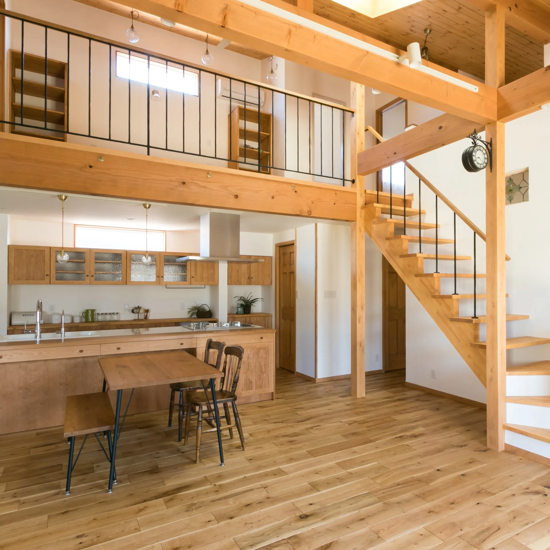 ビルトインガレージのある片流れ屋根の家