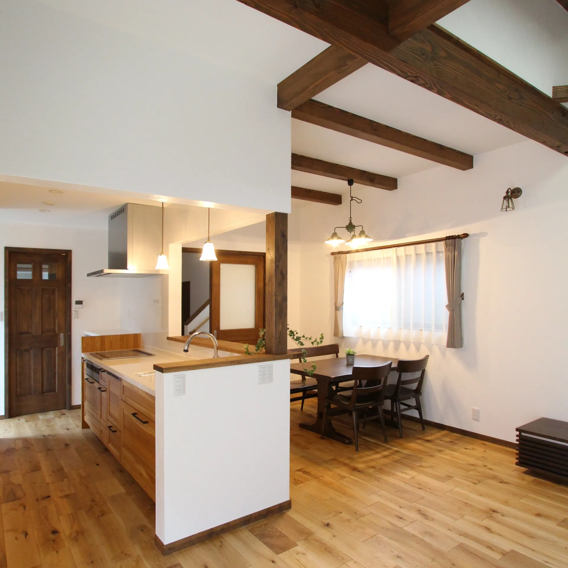 夫婦と猫がのんびり暮らす家