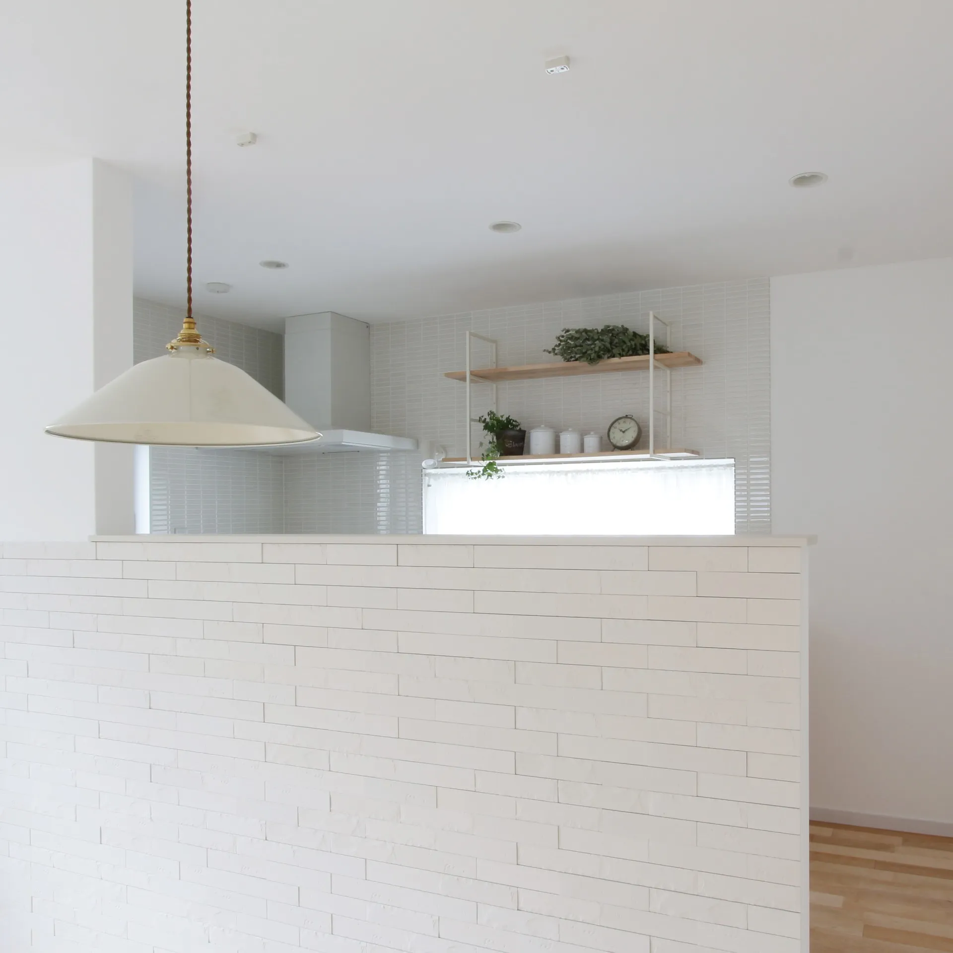 ナチュラル雑貨がよく似合う白い平屋