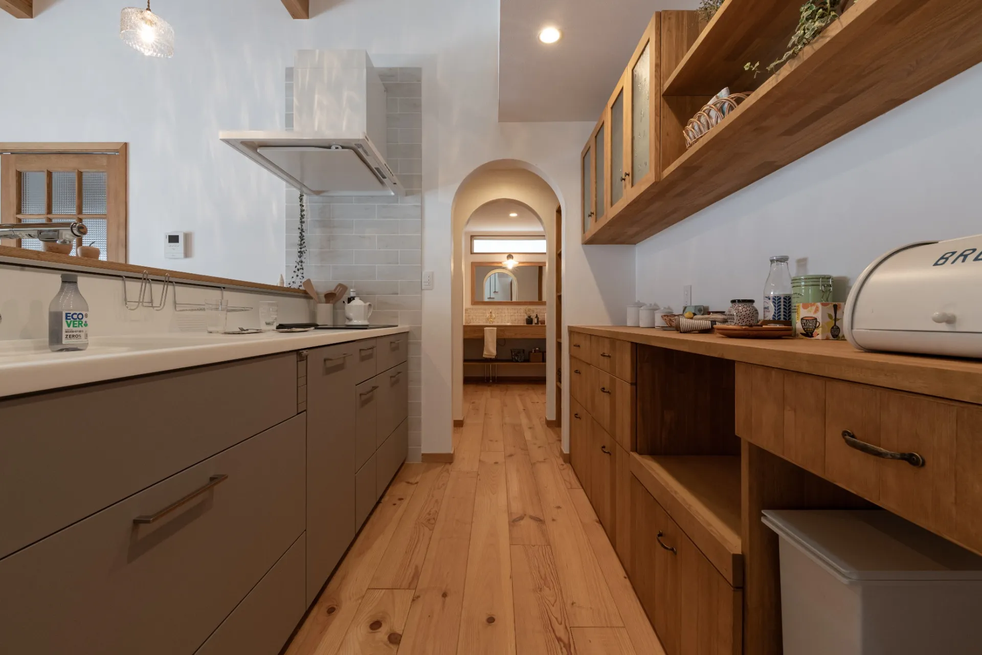 木の窓と暮らす、1.5階建ての家