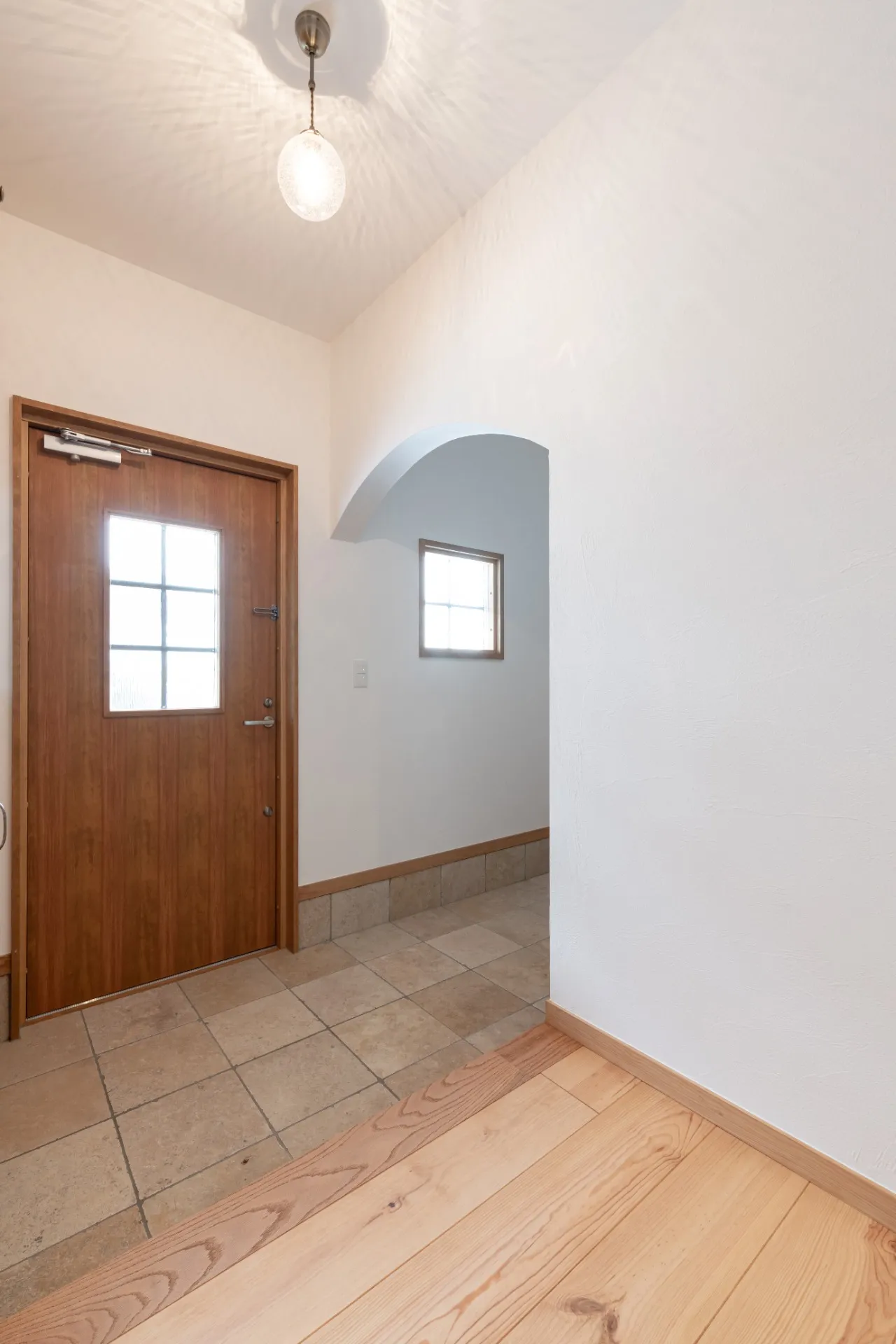 木の窓と暮らす、1.5階建ての家