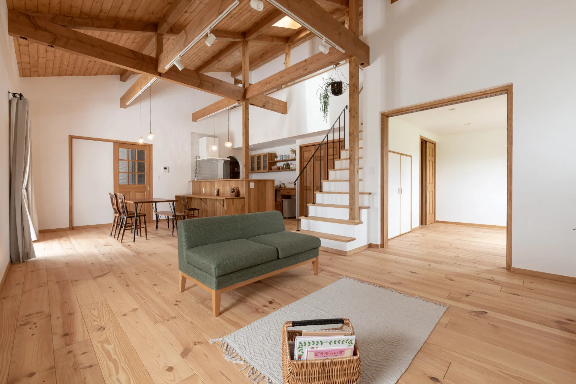 木の窓と暮らす、1.5階建ての家