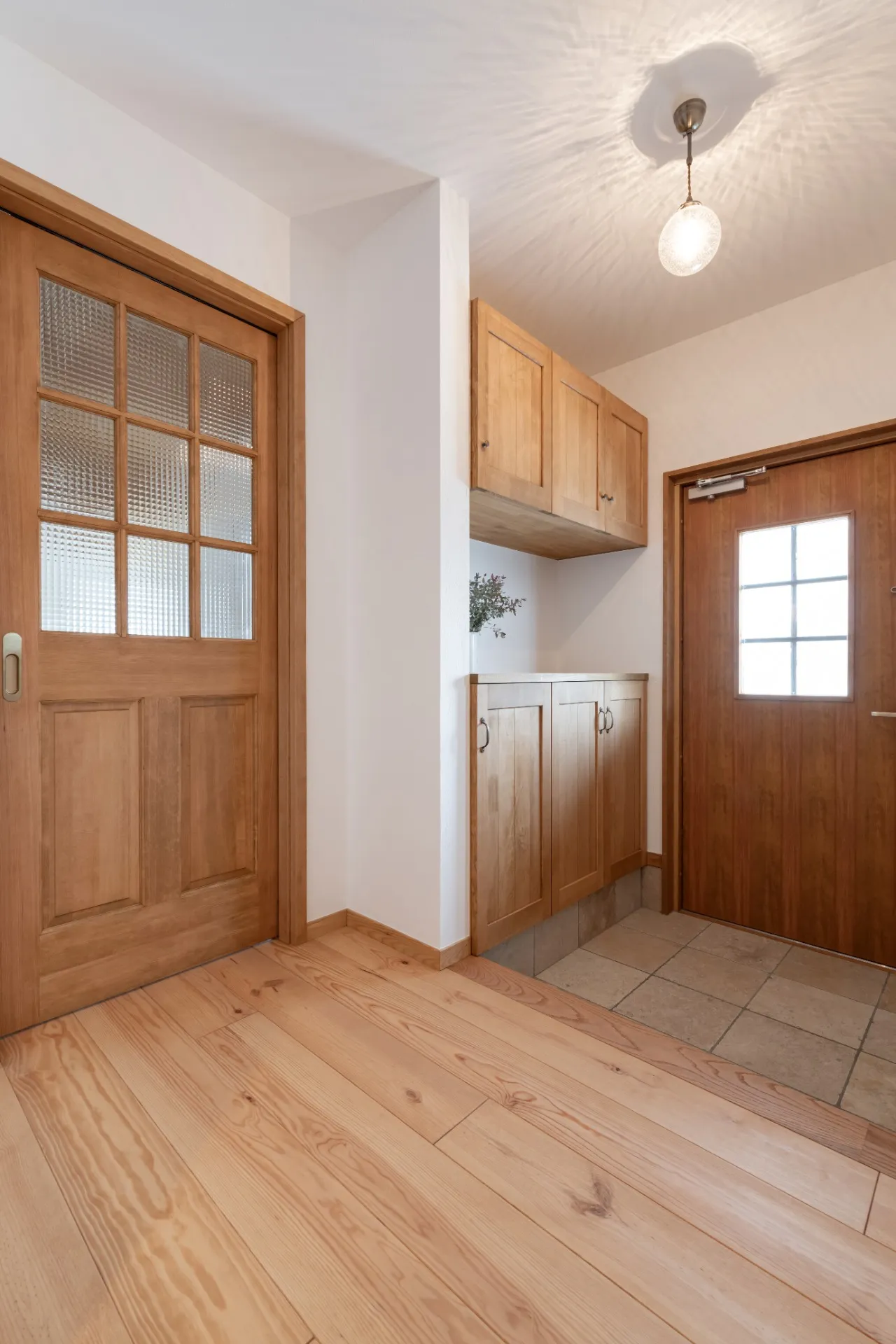 木の窓と暮らす、1.5階建ての家