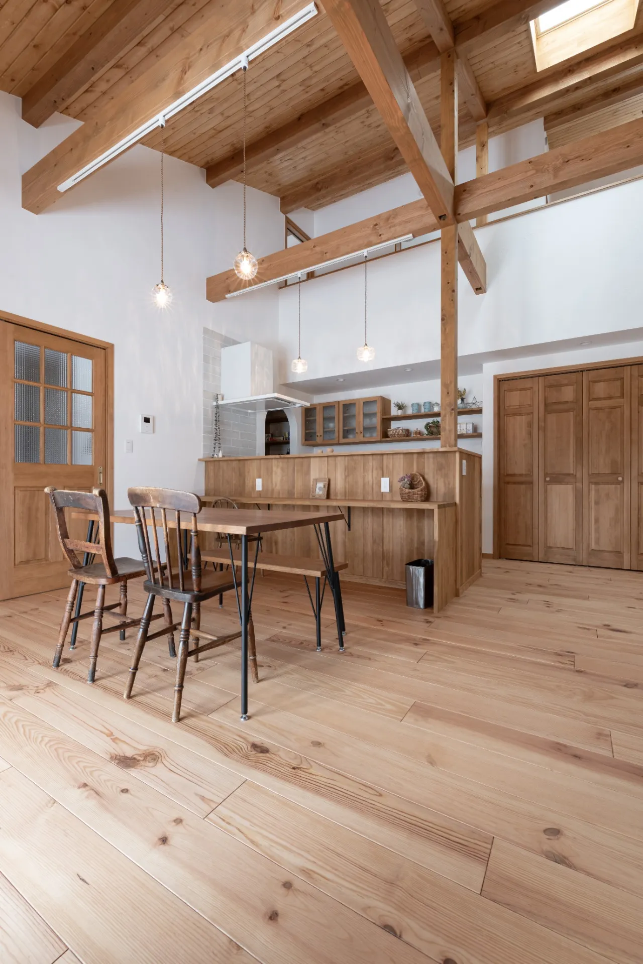 木の窓と暮らす、1.5階建ての家
