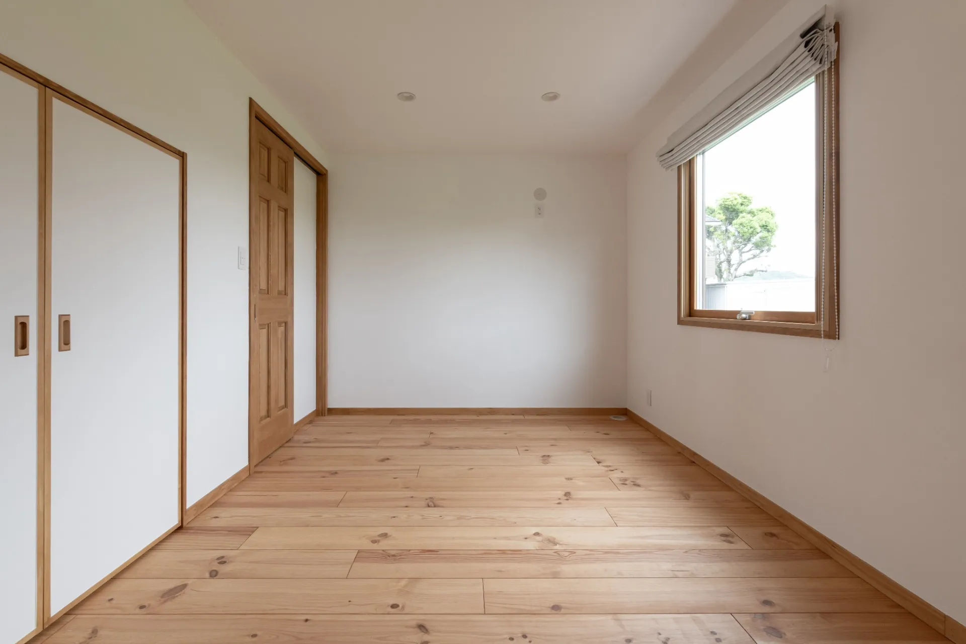 木の窓と暮らす、1.5階建ての家