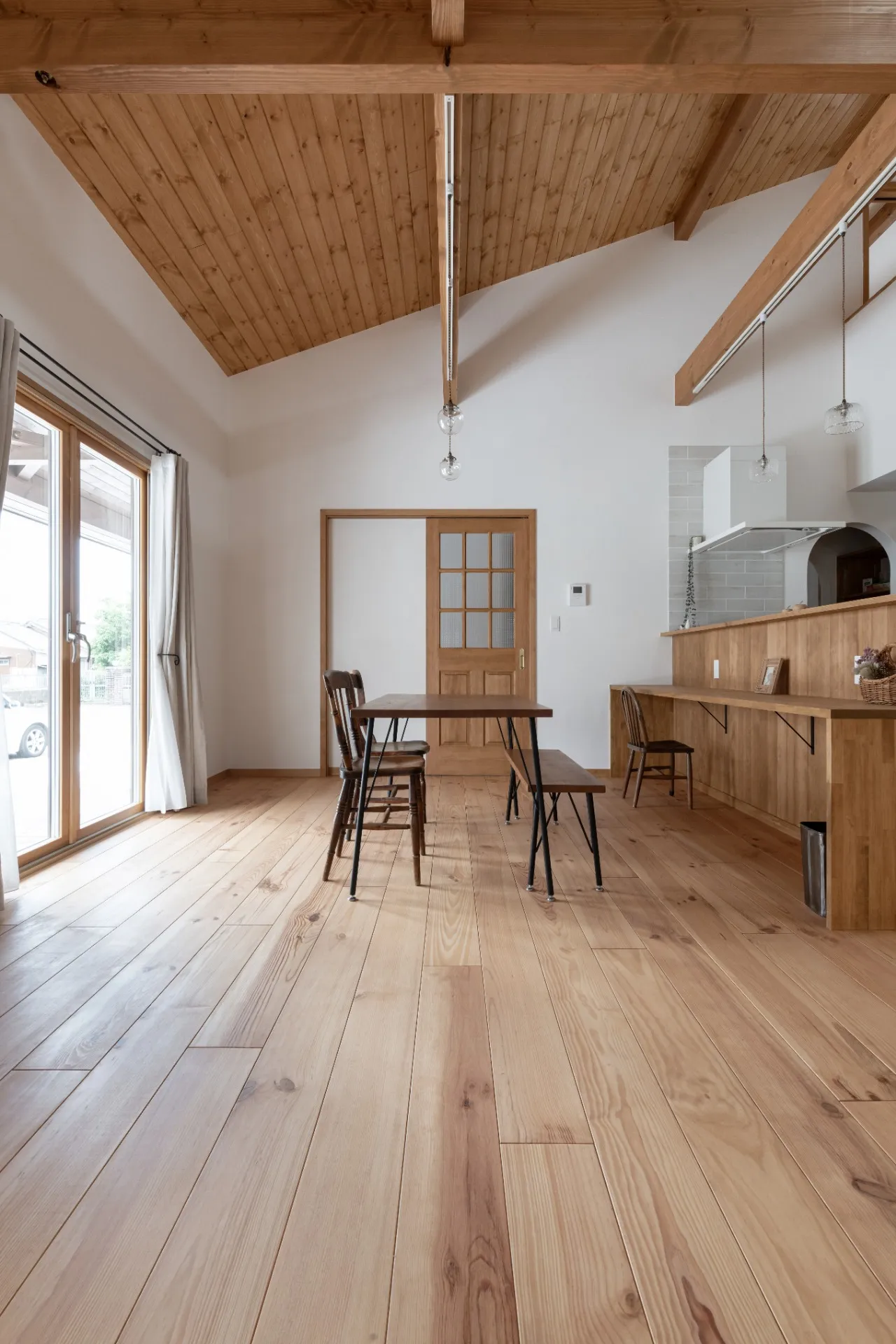 木の窓と暮らす、1.5階建ての家