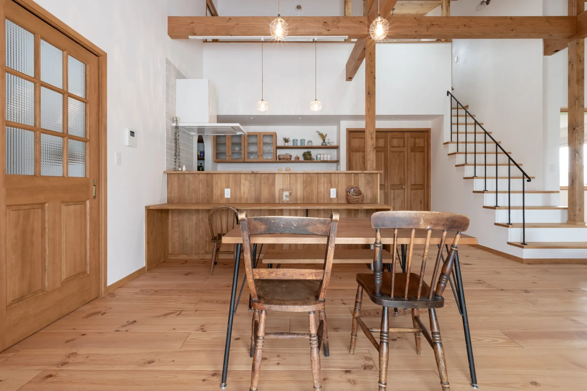 木の窓と暮らす、1.5階建ての家