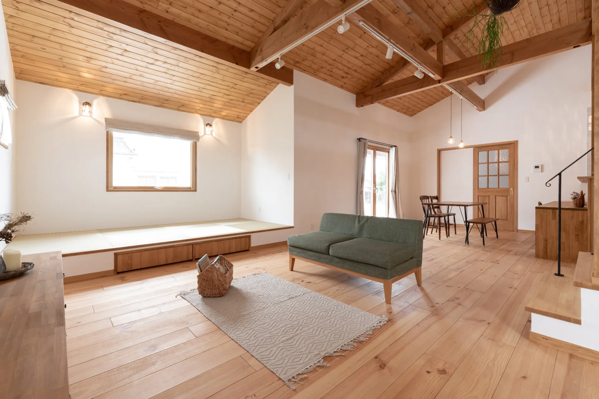 木の窓と暮らす、1.5階建ての家