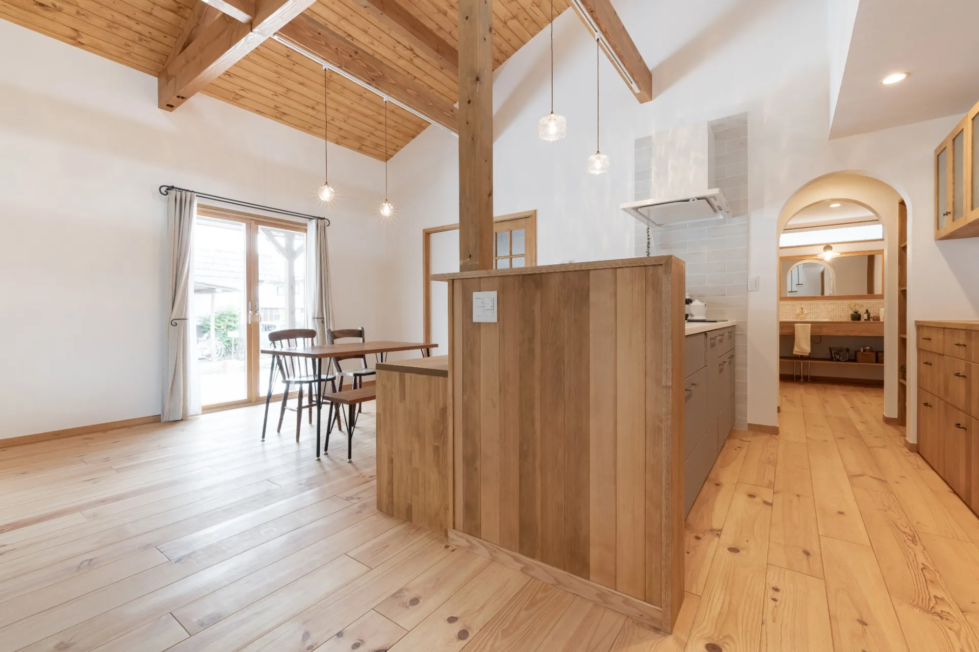 木の窓と暮らす、1.5階建ての家