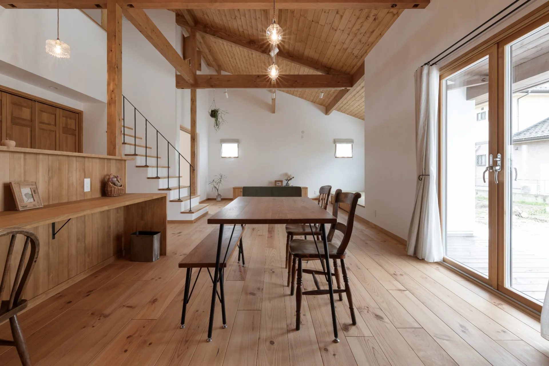 木の窓と暮らす、1.5階建ての家