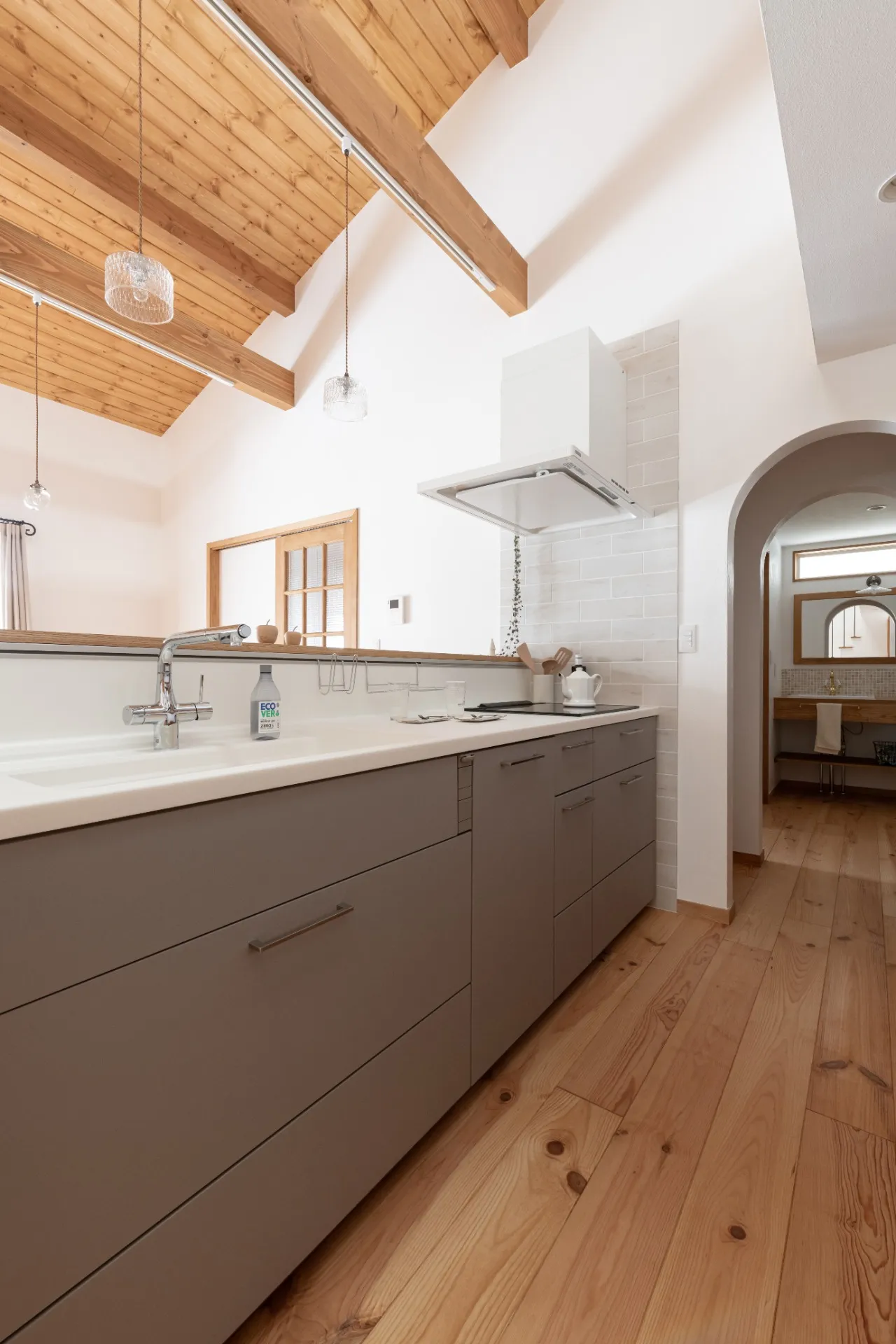 木の窓と暮らす、1.5階建ての家