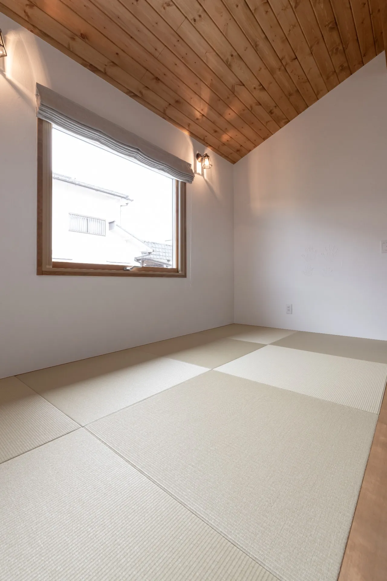 木の窓と暮らす、1.5階建ての家