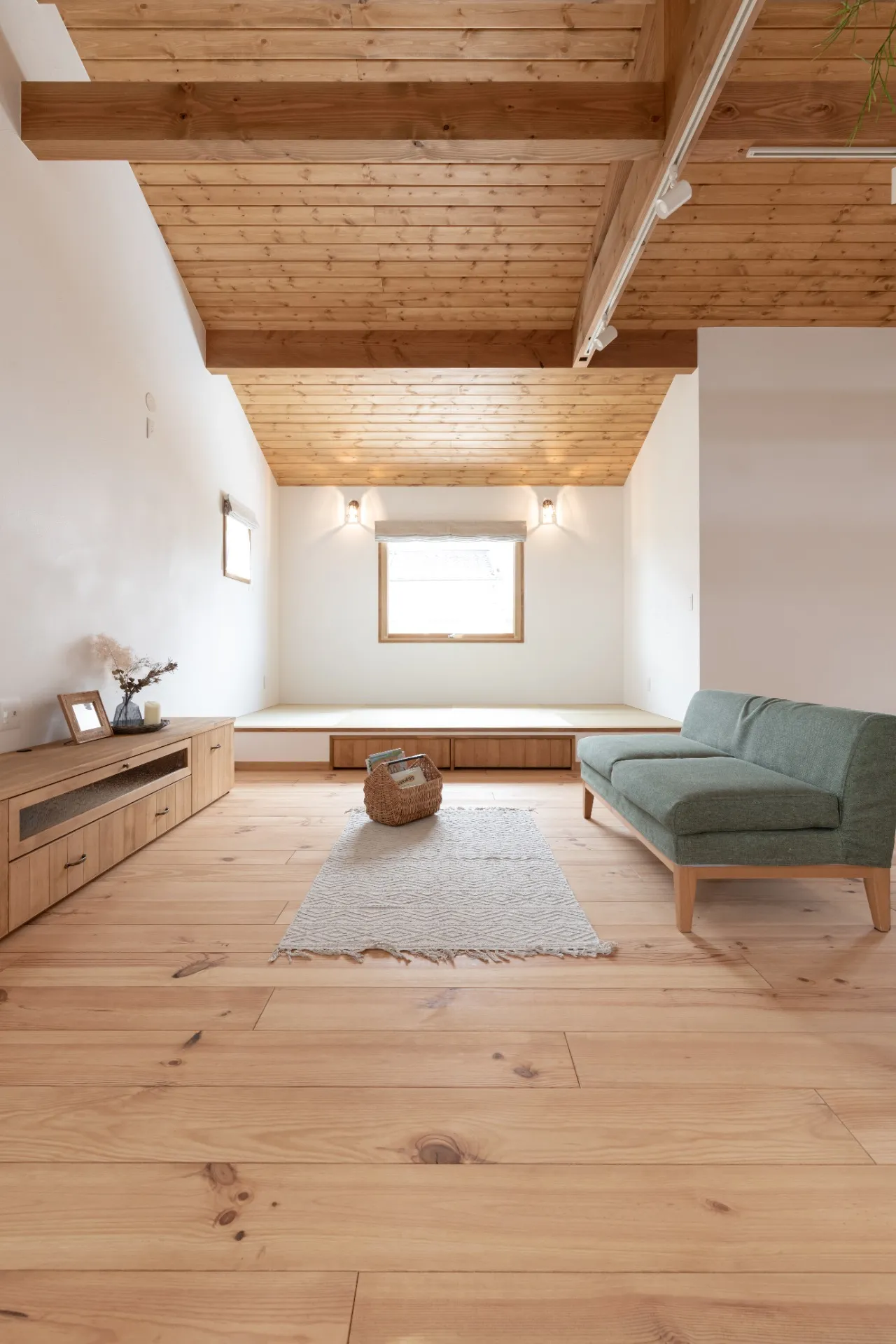 木の窓と暮らす、1.5階建ての家