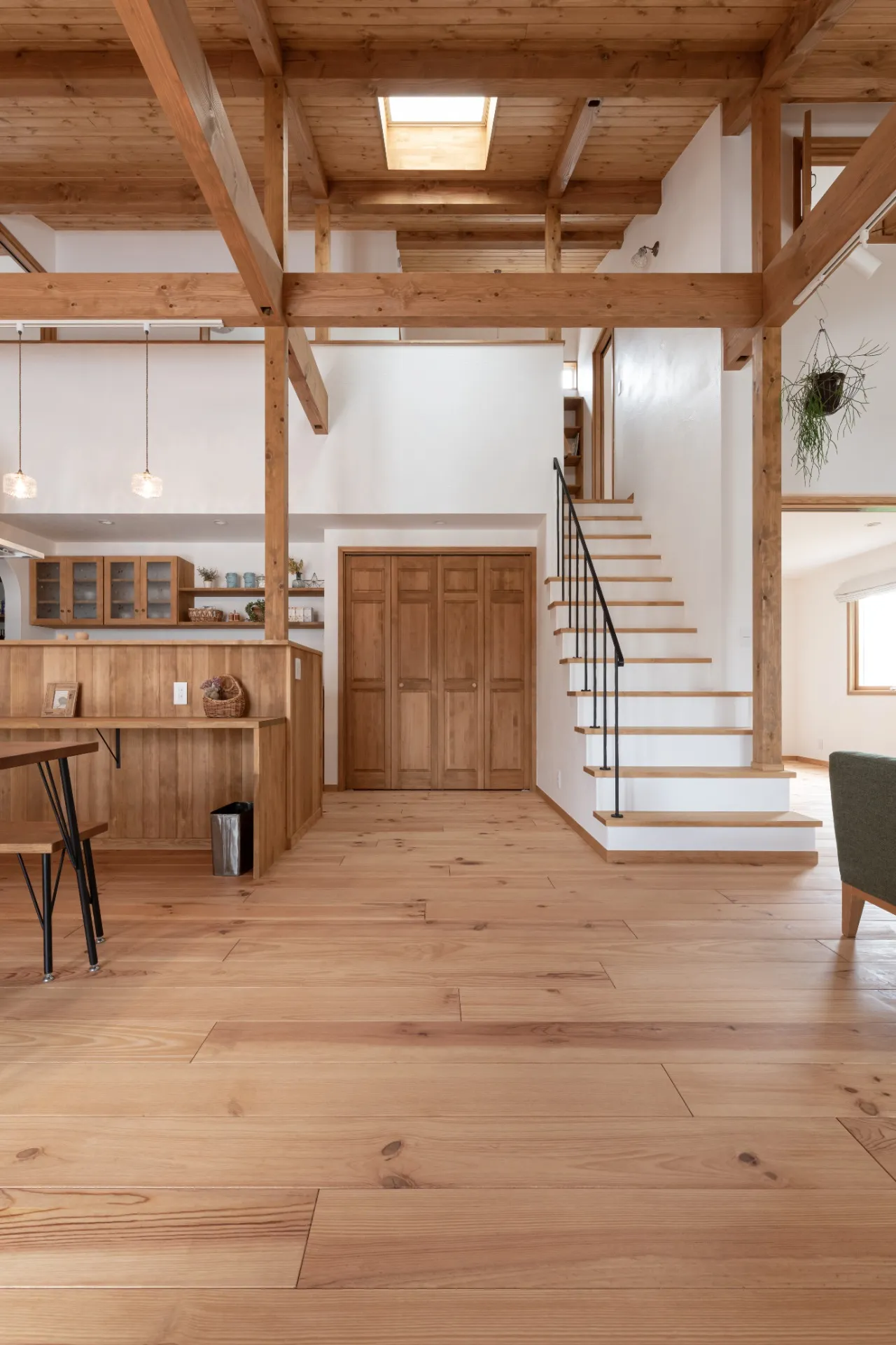 木の窓と暮らす、1.5階建ての家