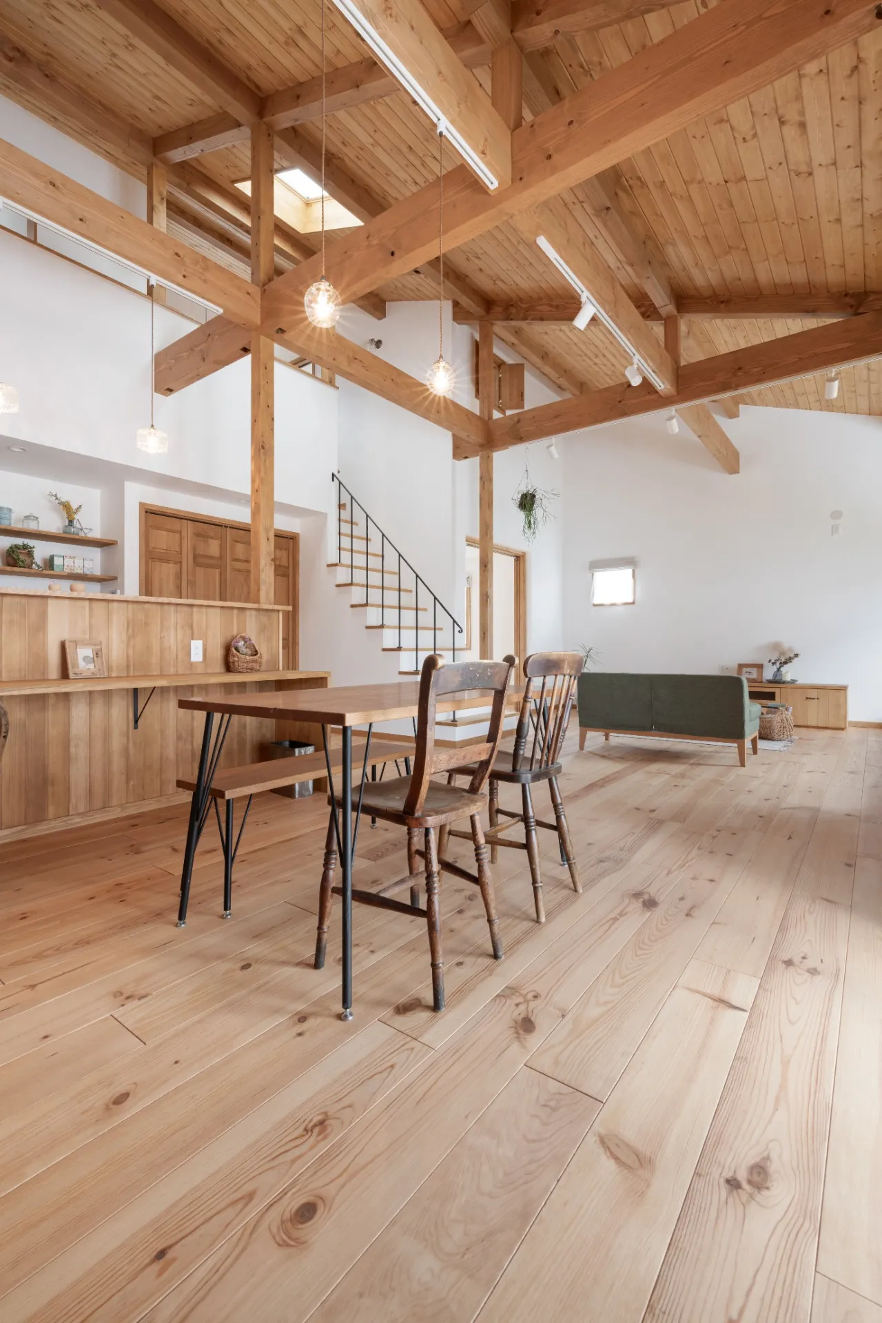 木の窓と暮らす、1.5階建ての家