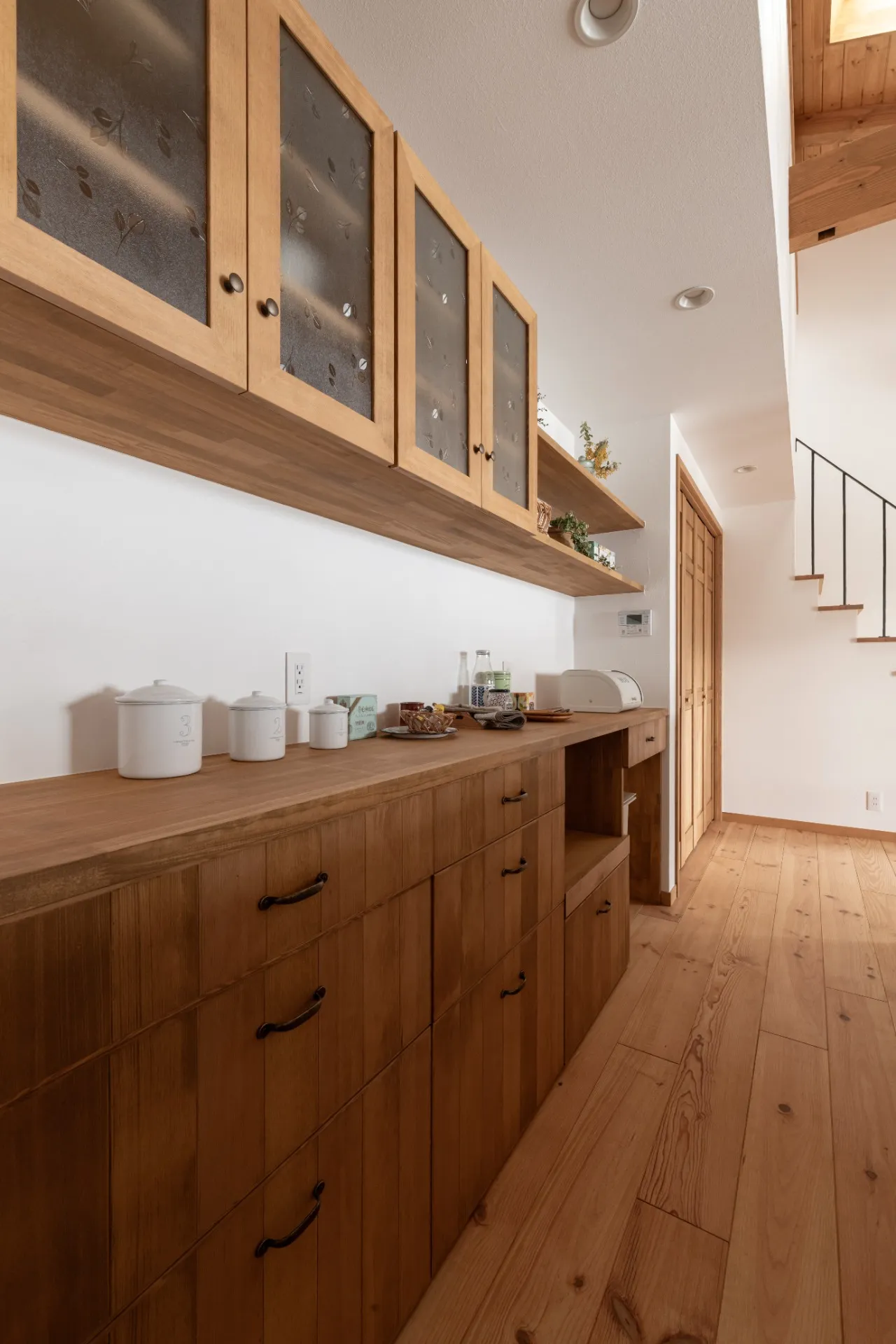 木の窓と暮らす、1.5階建ての家
