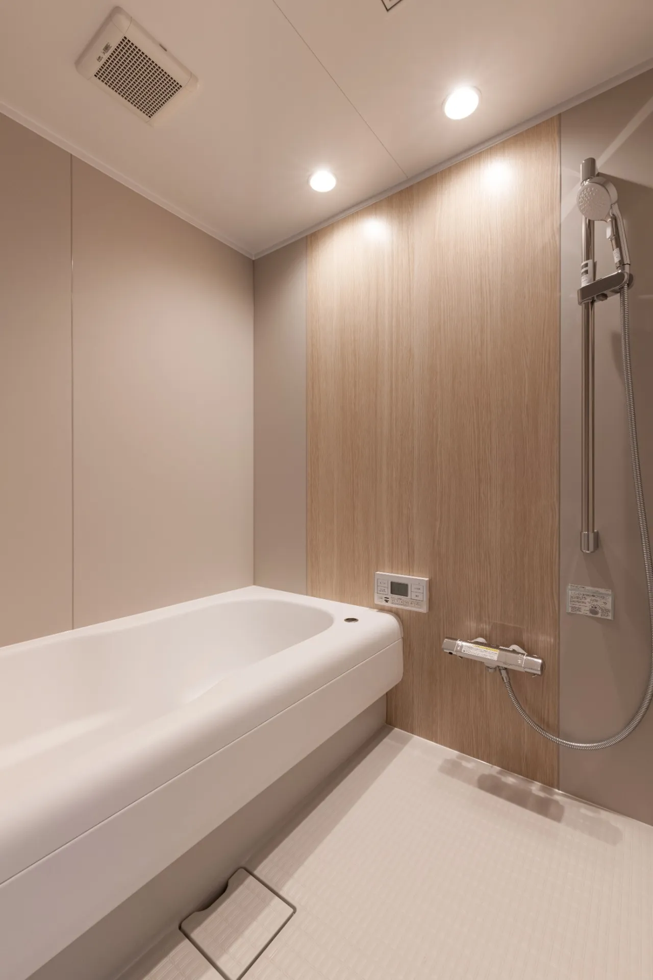 木の窓と暮らす、1.5階建ての家