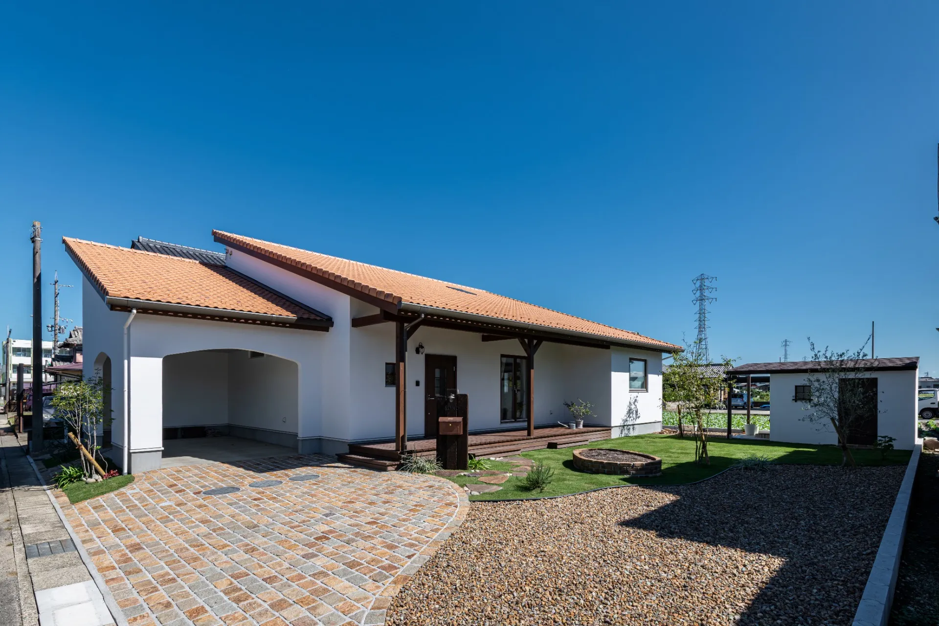 木の窓と暮らす、1.5階建ての家
