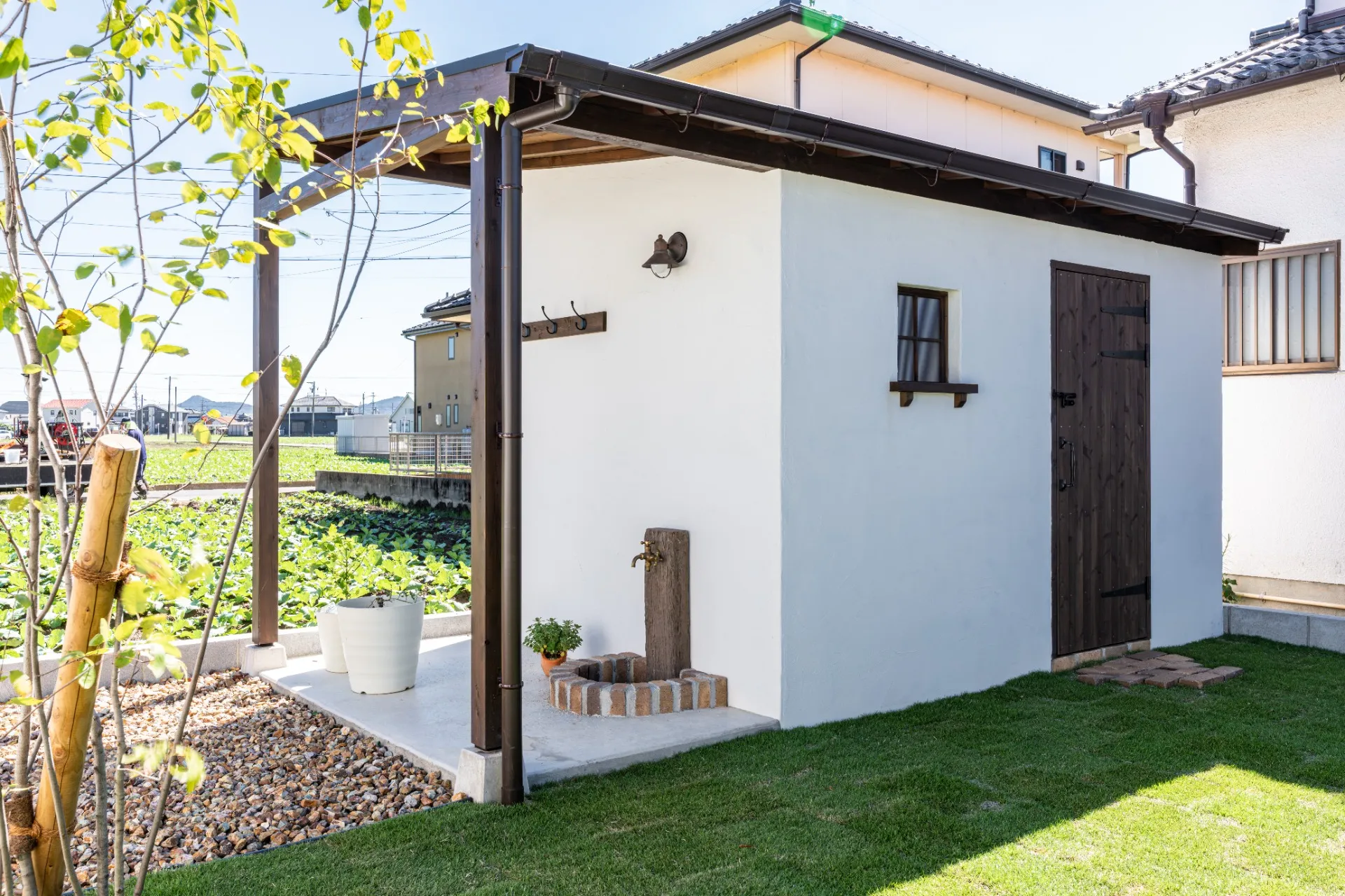 木の窓と暮らす、1.5階建ての家