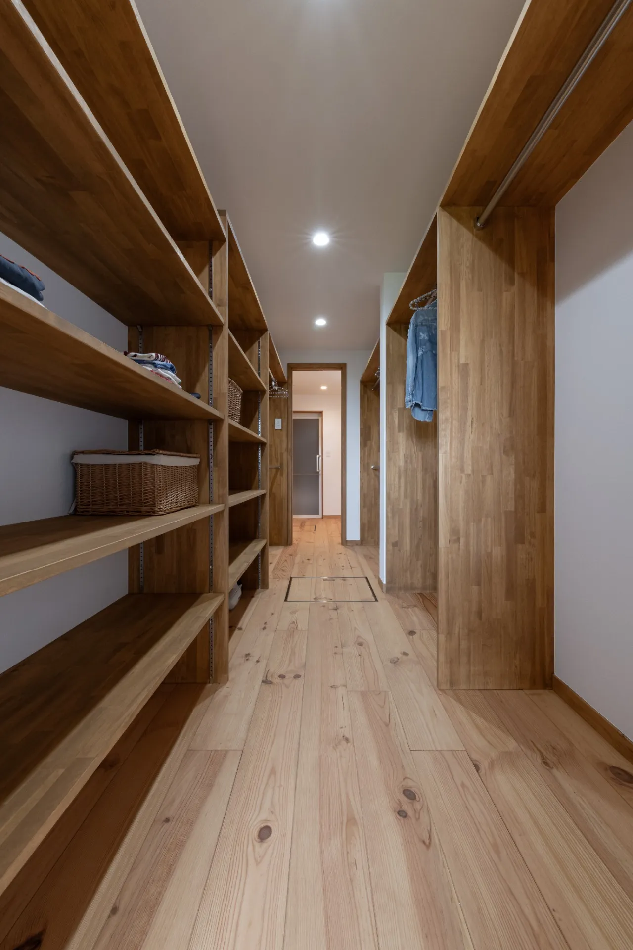 木の窓と暮らす、1.5階建ての家