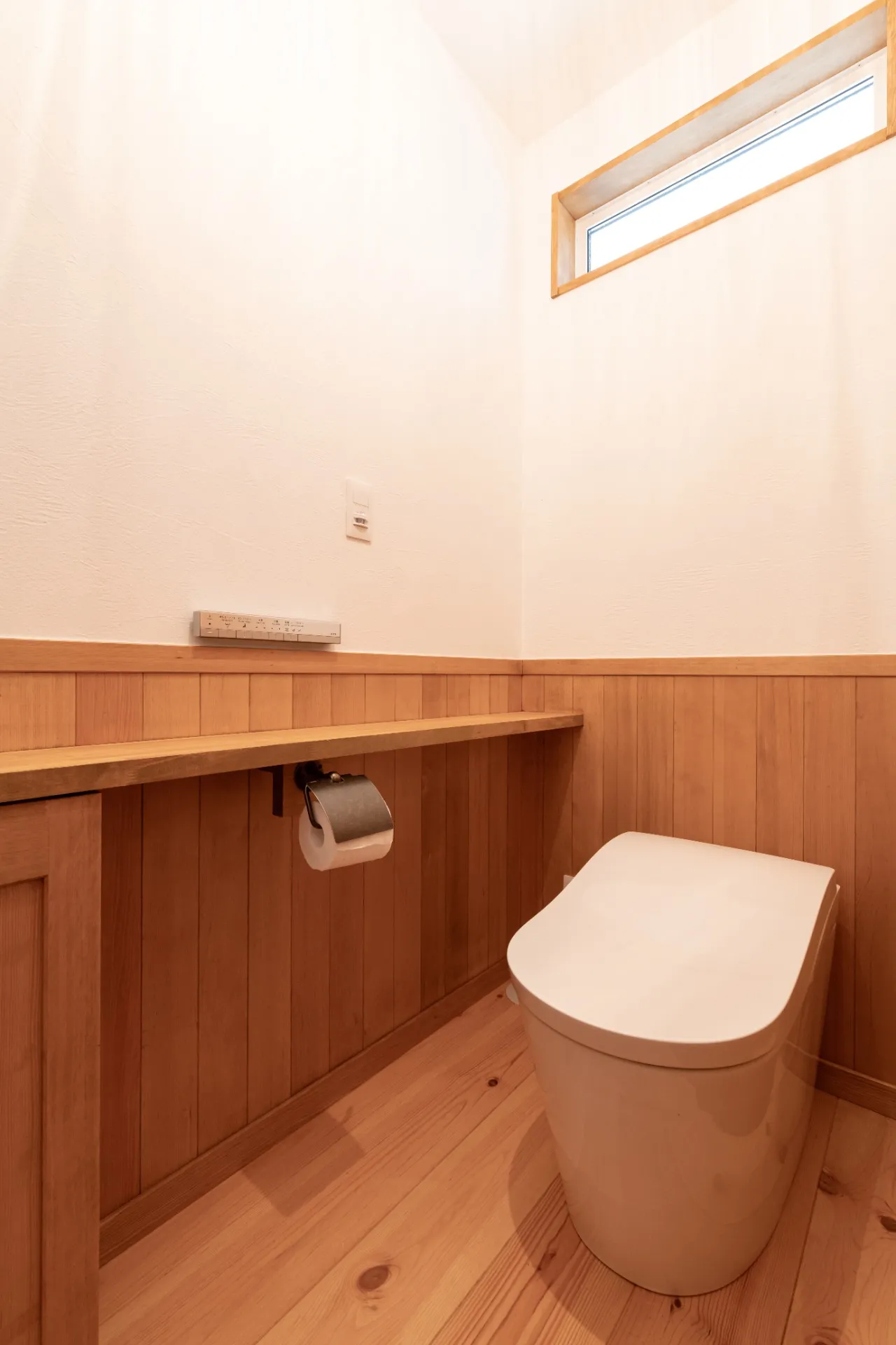 木の窓と暮らす、1.5階建ての家