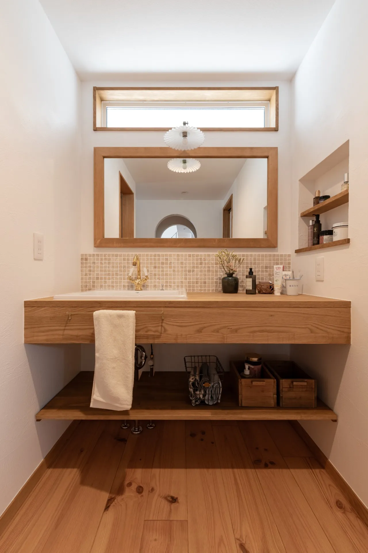 木の窓と暮らす、1.5階建ての家