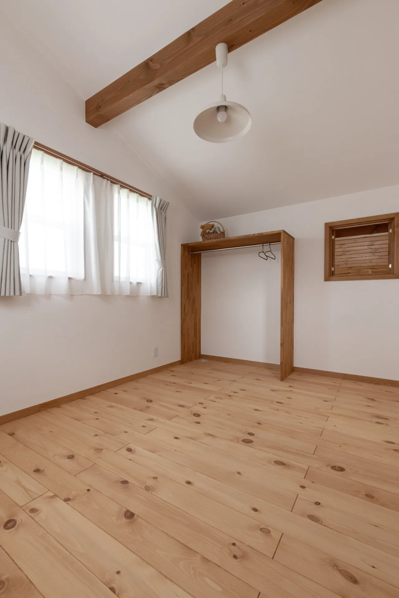木の窓と暮らす、1.5階建ての家