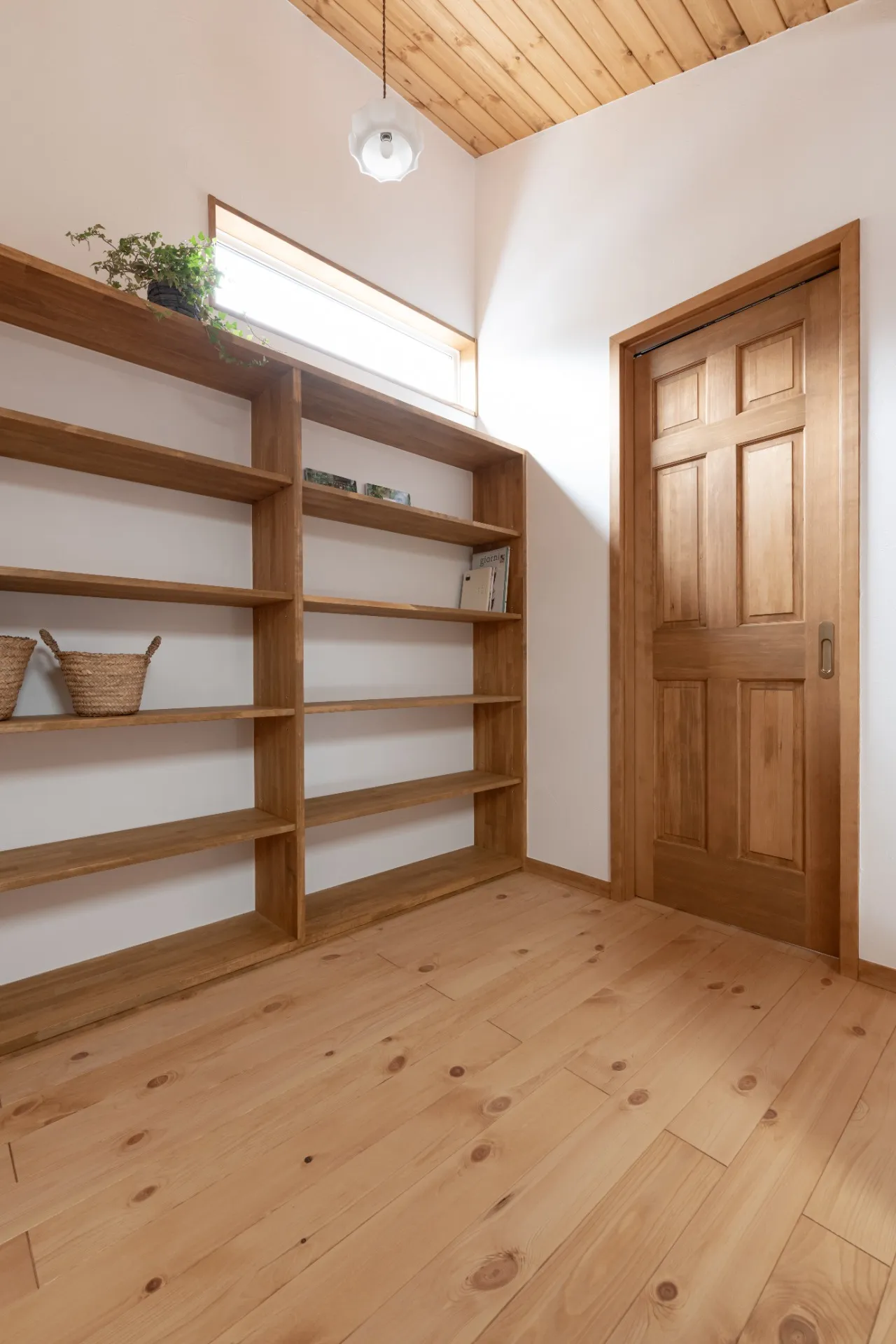 木の窓と暮らす、1.5階建ての家