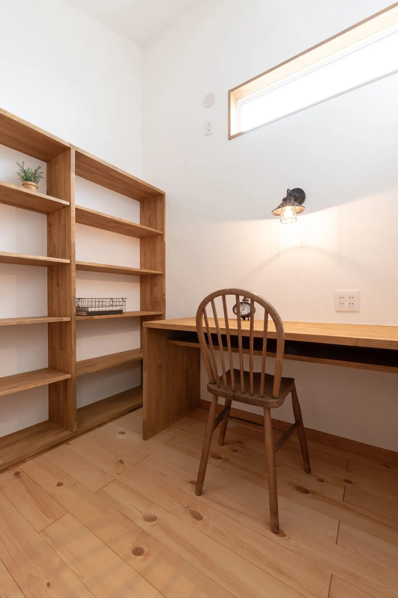 木の窓と暮らす、1.5階建ての家