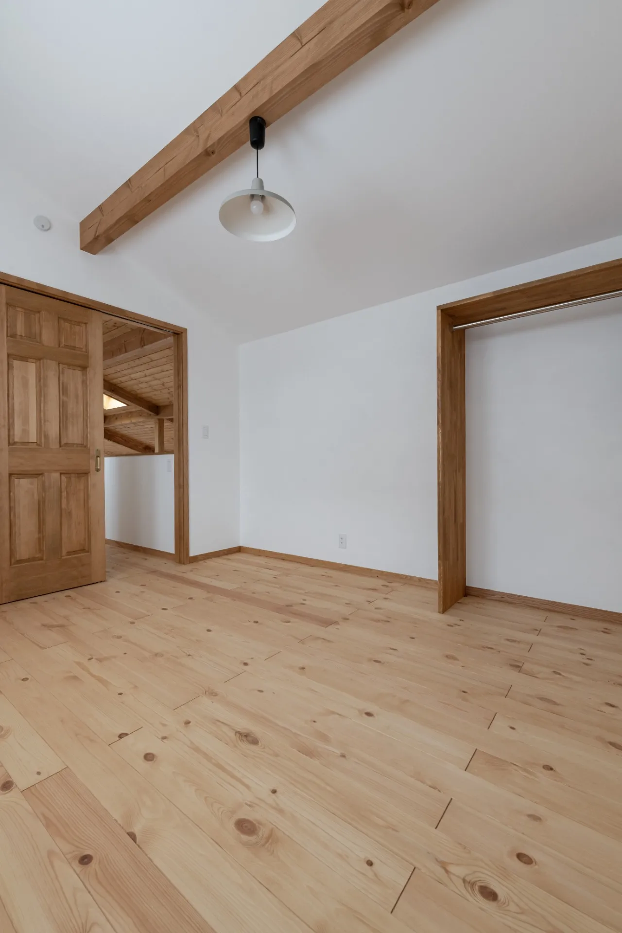 木の窓と暮らす、1.5階建ての家
