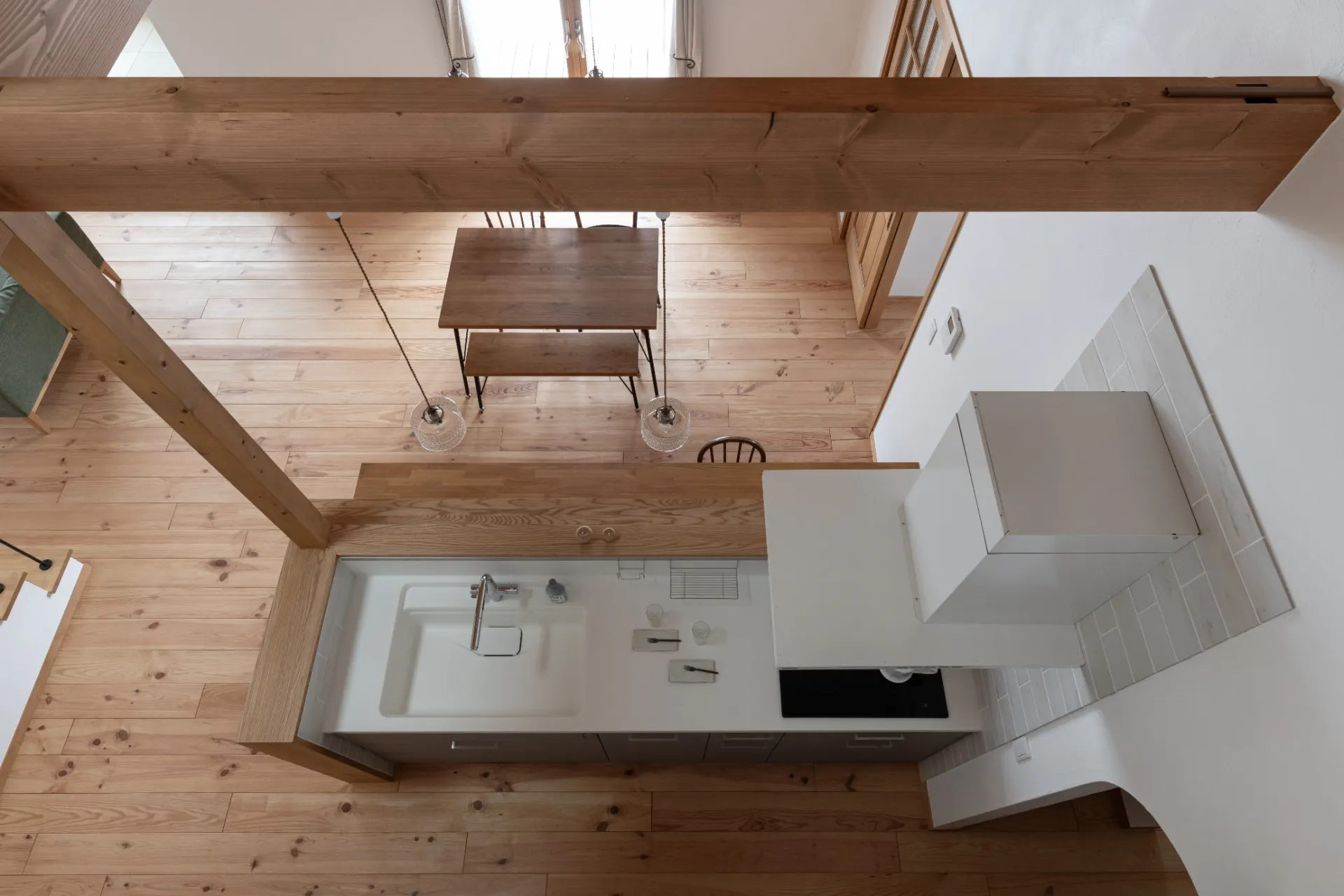 木の窓と暮らす、1.5階建ての家