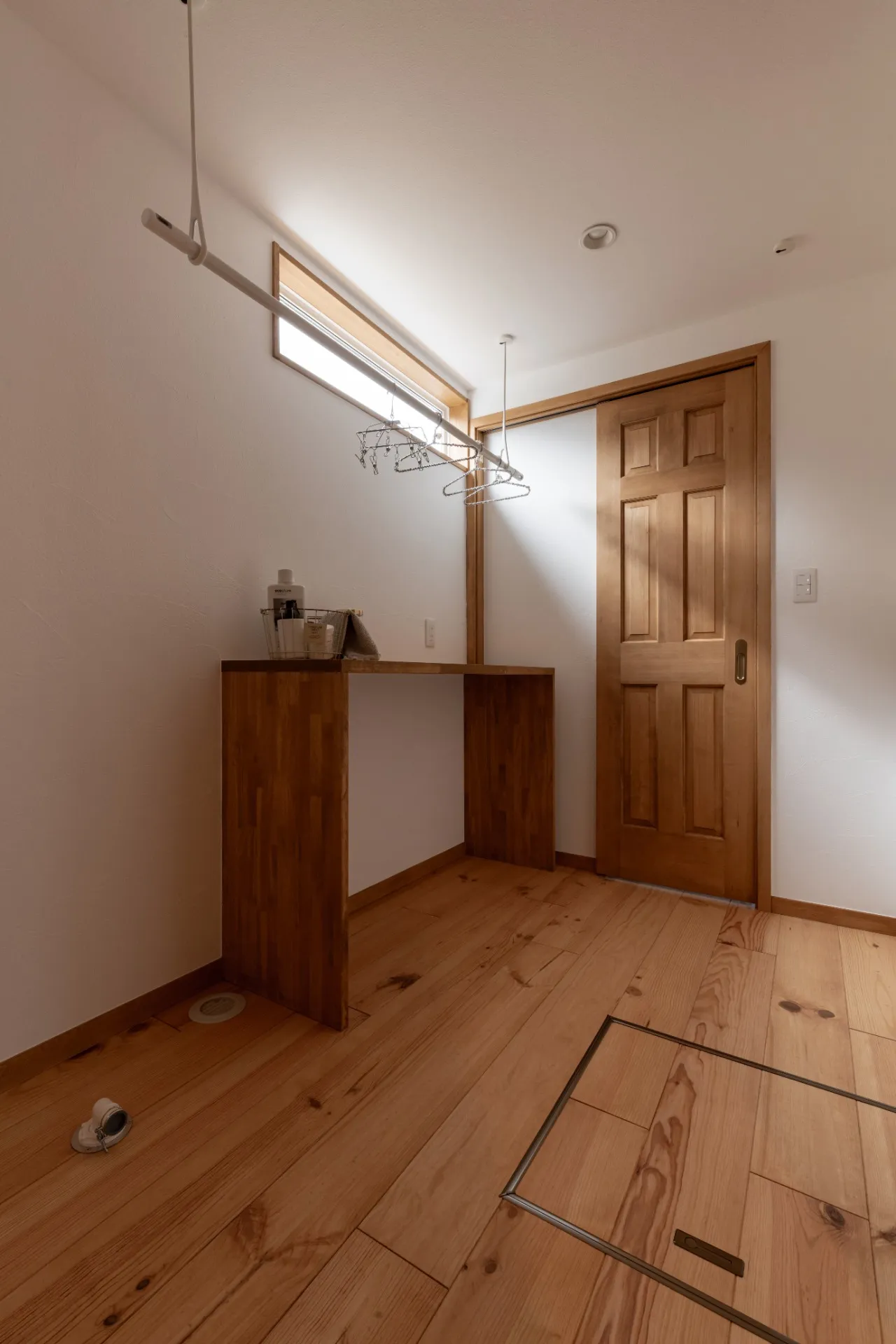 木の窓と暮らす、1.5階建ての家