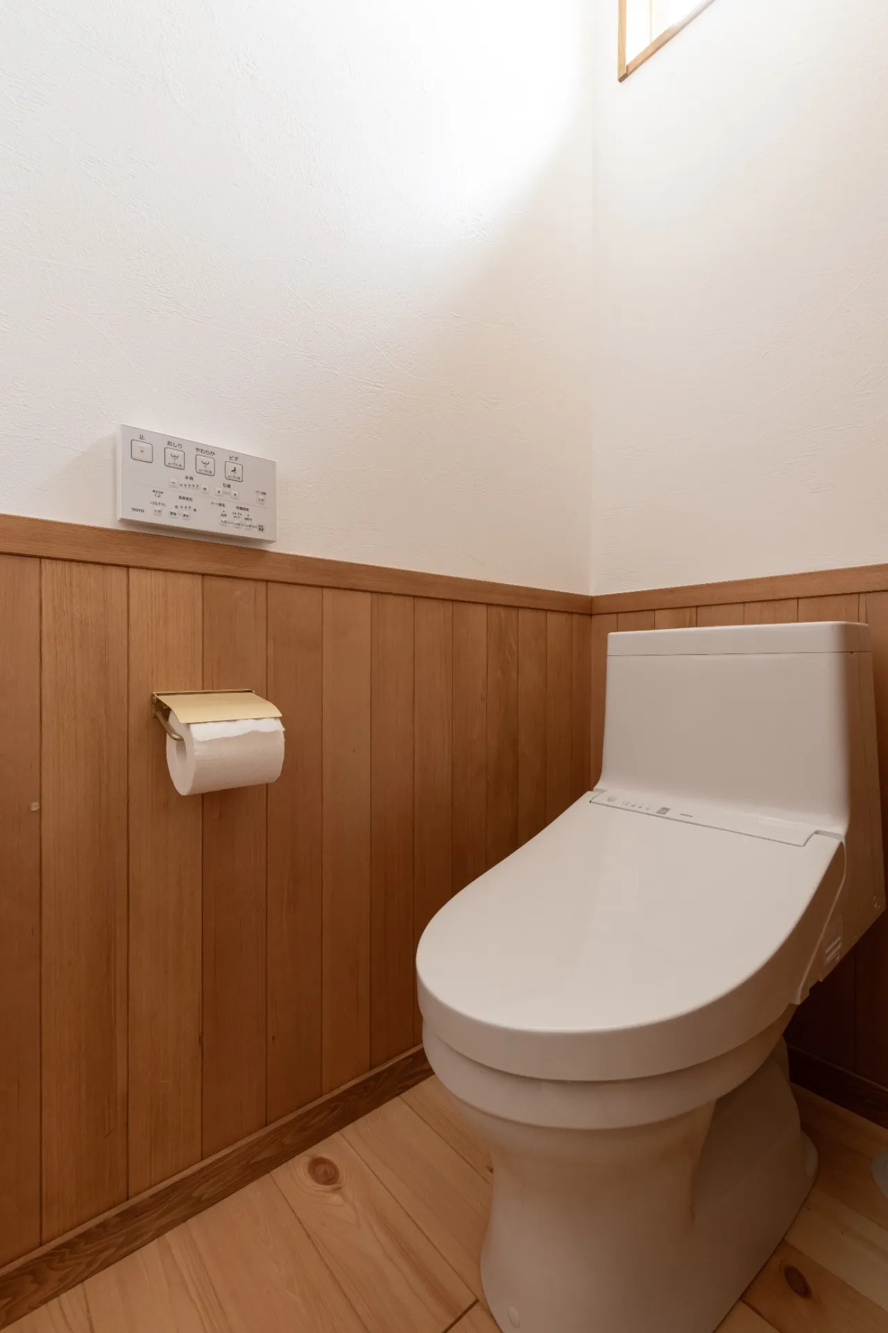 木の窓と暮らす、1.5階建ての家