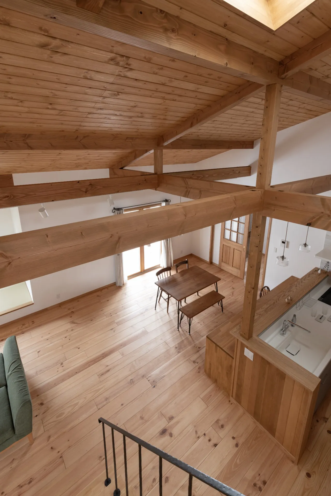 木の窓と暮らす、1.5階建ての家